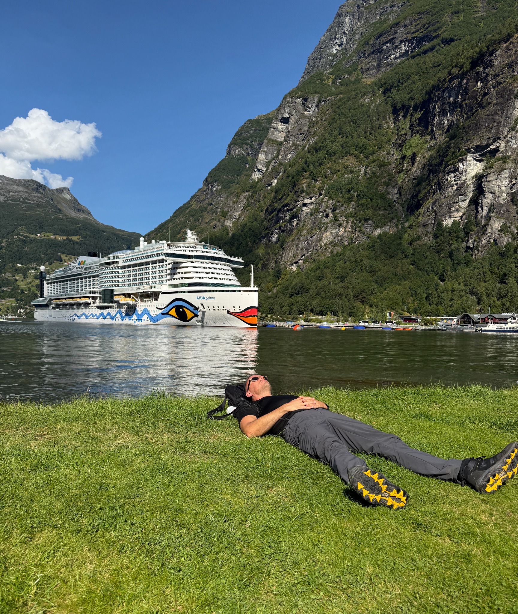 Marcus vor der AIDAprima in einem norwegischen Fjord